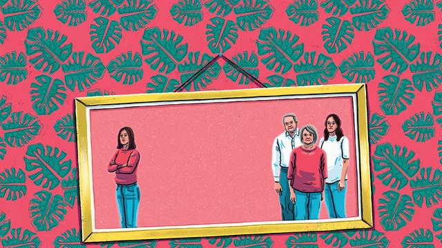 Symbolbild: Familiensegen hängt schief - ein schief hängender Bilderrahmen vor einer gemusterten Tapete. Drei Familienmitglieder am rechten Rand des Bildes und eine Person abgesondert am linken Rand des Rahmens.