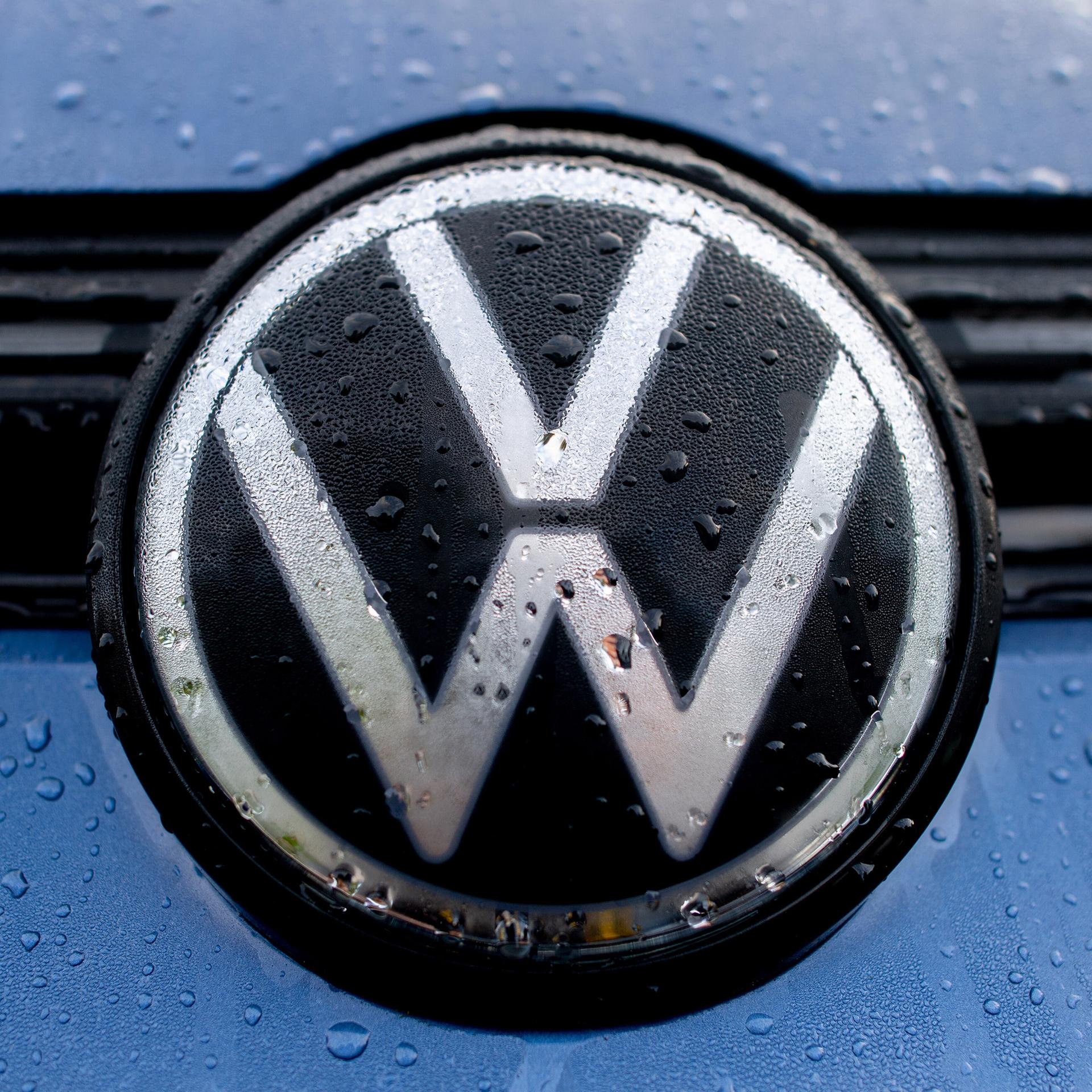 Das VW-Logo auf der Kühlerhaube eines Fahrzeugs.