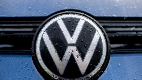 Das VW-Logo auf der Kühlerhaube eines Fahrzeugs.
