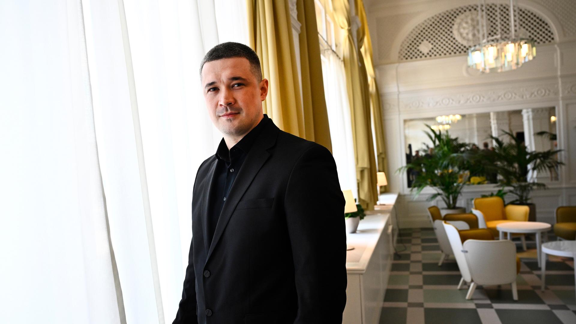 Der ehemalige ukrainische Verteidigungsminister Mykhailo Fedorov steht an einem Fenster nach einer Pressekonferenz (Stockholm, Schweden, 07.05.2026)
