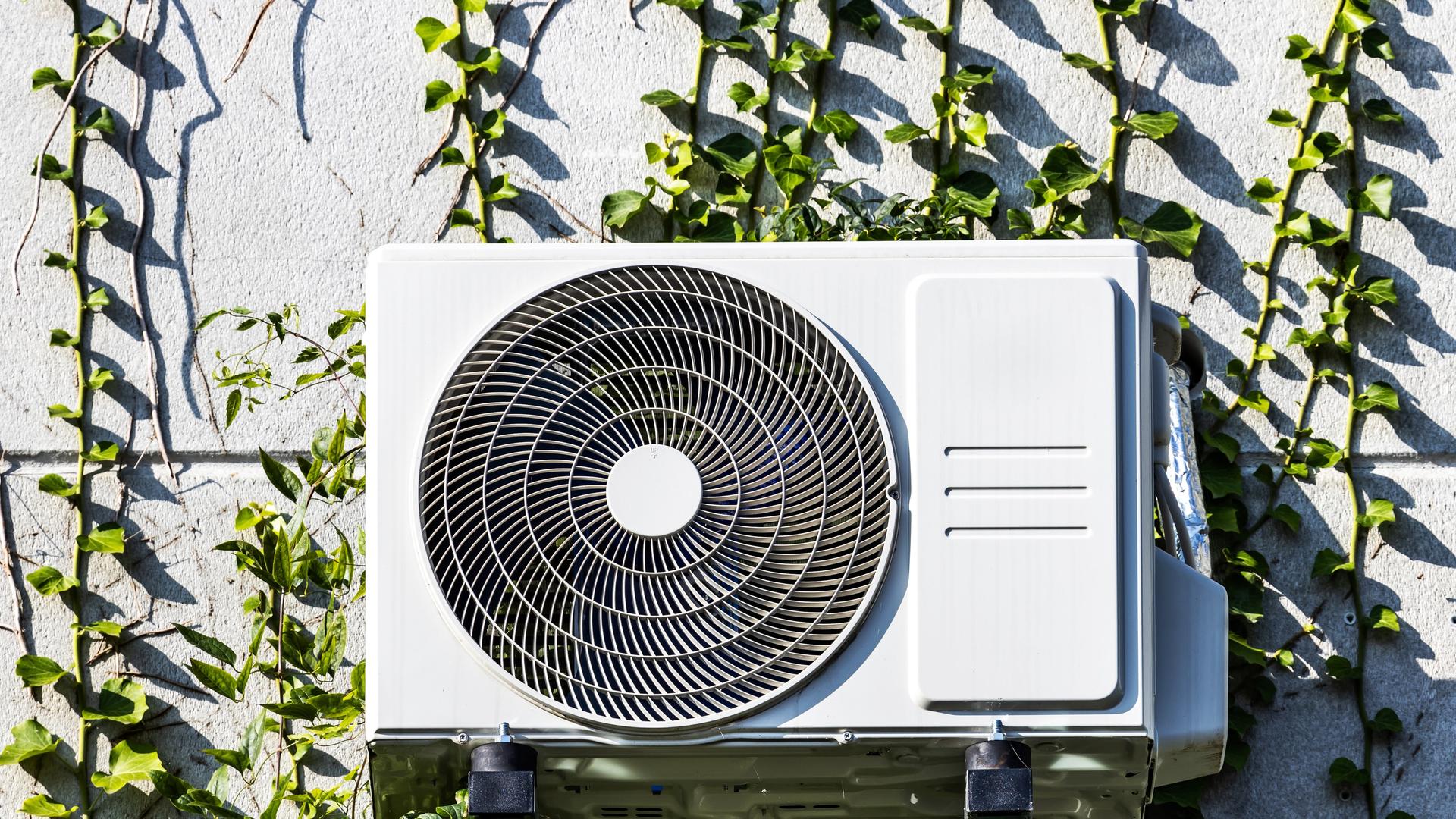 Eine Wärmepumpe vor einem Haus.