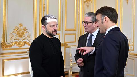 Ukraines Präsident Wolodymyr Selenskyj, Frankreichs Präsident Emmanuel Macron und Großbritanniens Premierminister Keir Starmer sprechen während eines trilateralen Treffens am Rande eines Gipfels für die "Koalition der Willigen" im Élysée-Palast.