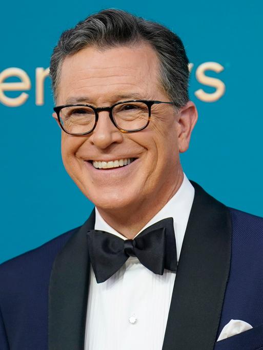 Moderator Stephen Colbert vor blauer Fotowand bei den 74. Primetime Emmy Awards in Los Angeles, USA (12.9.2022) Moderator Stephen Colbert vor blauer Fotowand bei den 74. Primetime Emmy Awards in Los Angeles, USA (12.9.2022)