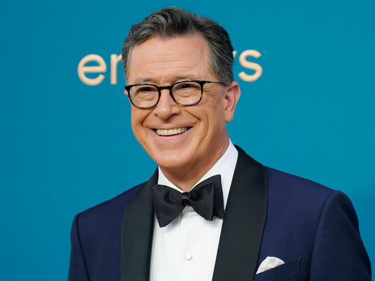 Moderator Stephen Colbert vor blauer Fotowand bei den 74. Primetime Emmy Awards in Los Angeles, USA (12.9.2022) Moderator Stephen Colbert vor blauer Fotowand bei den 74. Primetime Emmy Awards in Los Angeles, USA (12.9.2022)