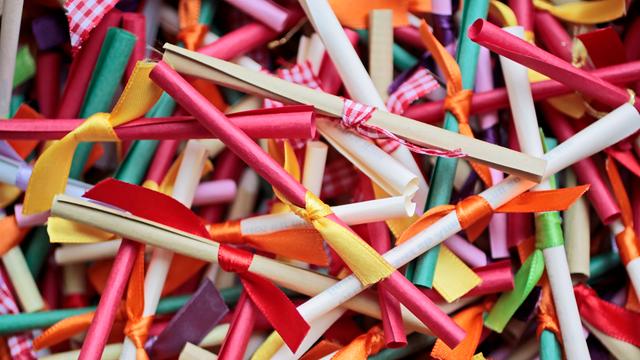Ein Haufen bunter Lose, die jeweils mit bunten Bändchen verknotet sind.