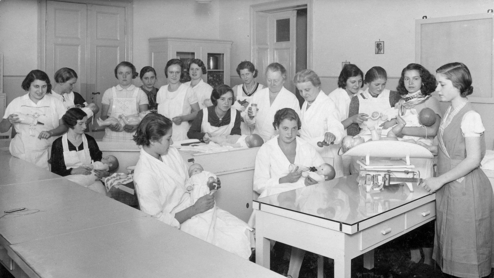 Schulung zukünftiger Mütter in den 1930er Jahren
