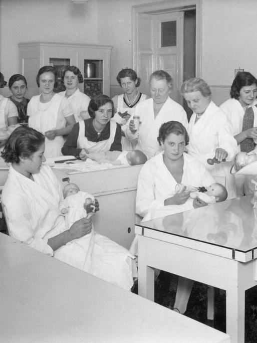 Schulung zukünftiger Mütter in den 1930er Jahren