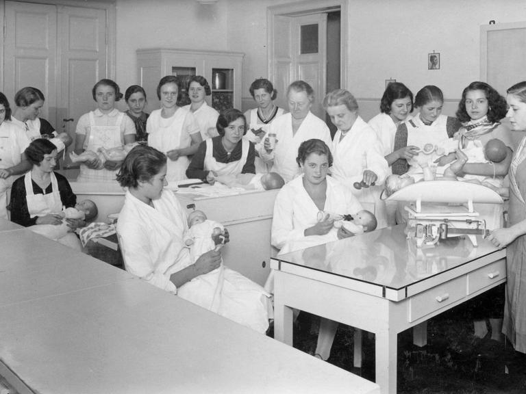 Schulung zukünftiger Mütter in den 1930er Jahren