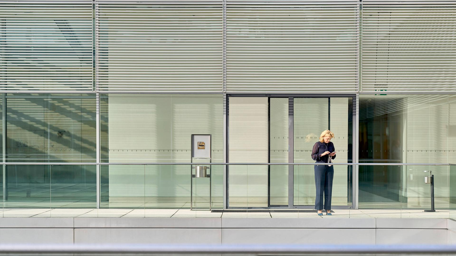 Bundestagspräsidentin Julia Klöckner (CDU) telefoniert auf dem Weg zur Fraktionssitzung der CDU CSU-Bundestagsfraktion