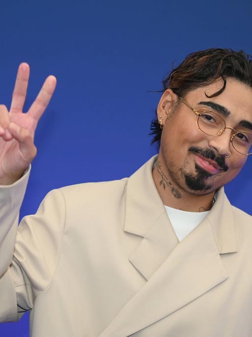 Comedian Tony Bauer kommt zur Preisverleihung Deutscher Entertainment Award 2025