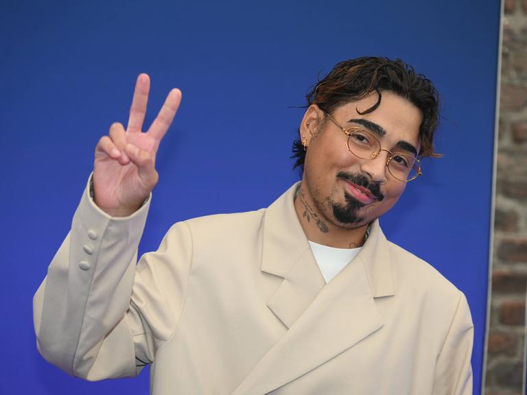 Comedian Tony Bauer kommt zur Preisverleihung Deutscher Entertainment Award 2025