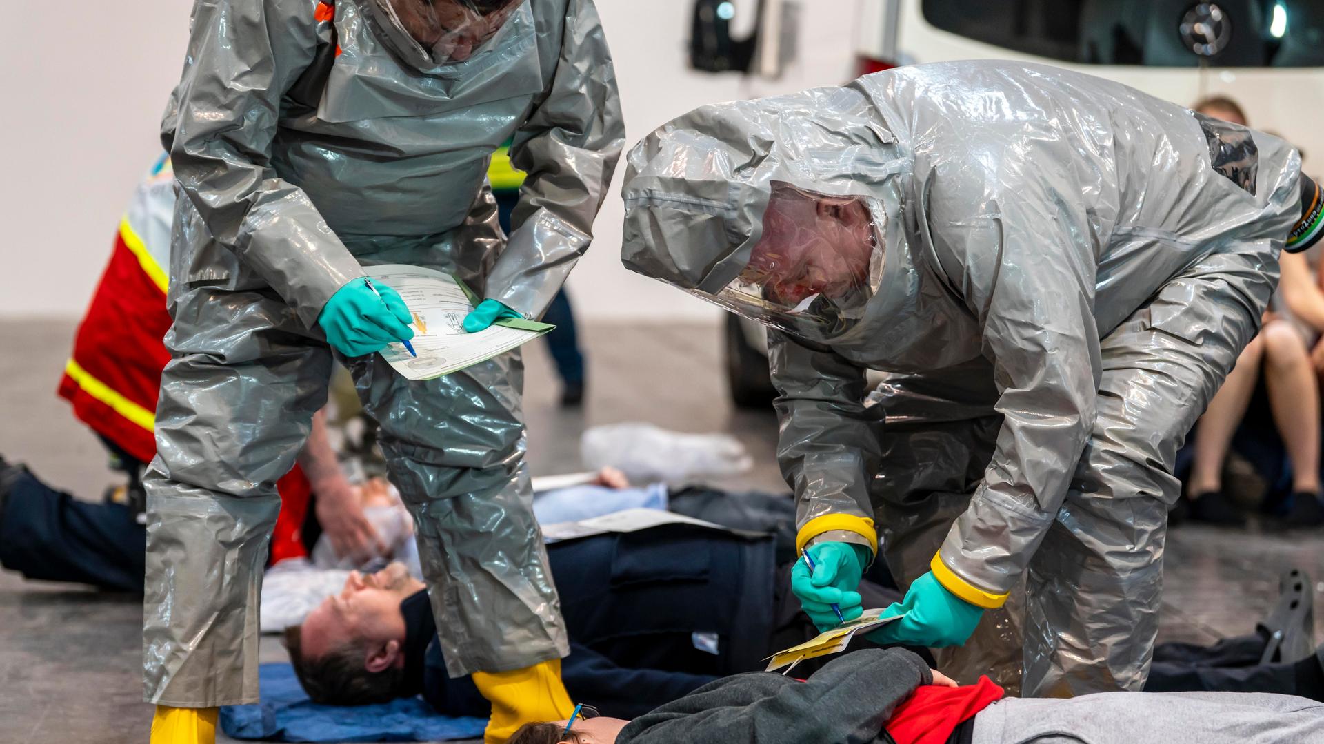 Sichtung von Patienten vor der Dekontamination von Verletzten Personen nach einem angenommen Unfall mit Gefahrstoffen, Patient ist intubiert und wird von Hand beatmet.