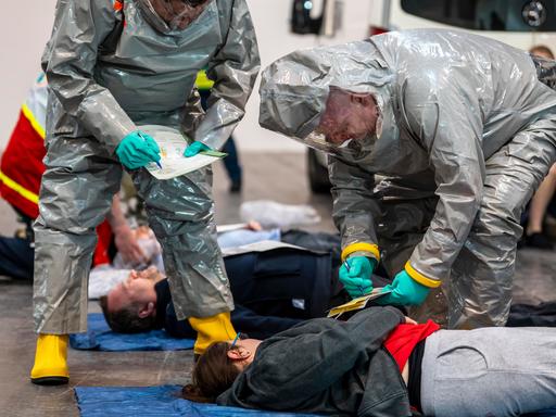 Sichtung von Patienten vor der Dekontamination von Verletzten Personen nach einem angenommen Unfall mit Gefahrstoffen, Patient ist intubiert und wird von Hand beatmet. Sichtung von Patienten vor der Dekontamination von Verletzten Personen nach einem angenommen Unfall mit Gefahrstoffen, Patient ist intubiert und wird von Hand beatmet.