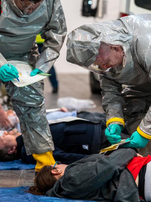 Sichtung von Patienten vor der Dekontamination von Verletzten Personen nach einem angenommen Unfall mit Gefahrstoffen, Patient ist intubiert und wird von Hand beatmet. Sichtung von Patienten vor der Dekontamination von Verletzten Personen nach einem angenommen Unfall mit Gefahrstoffen, Patient ist intubiert und wird von Hand beatmet.