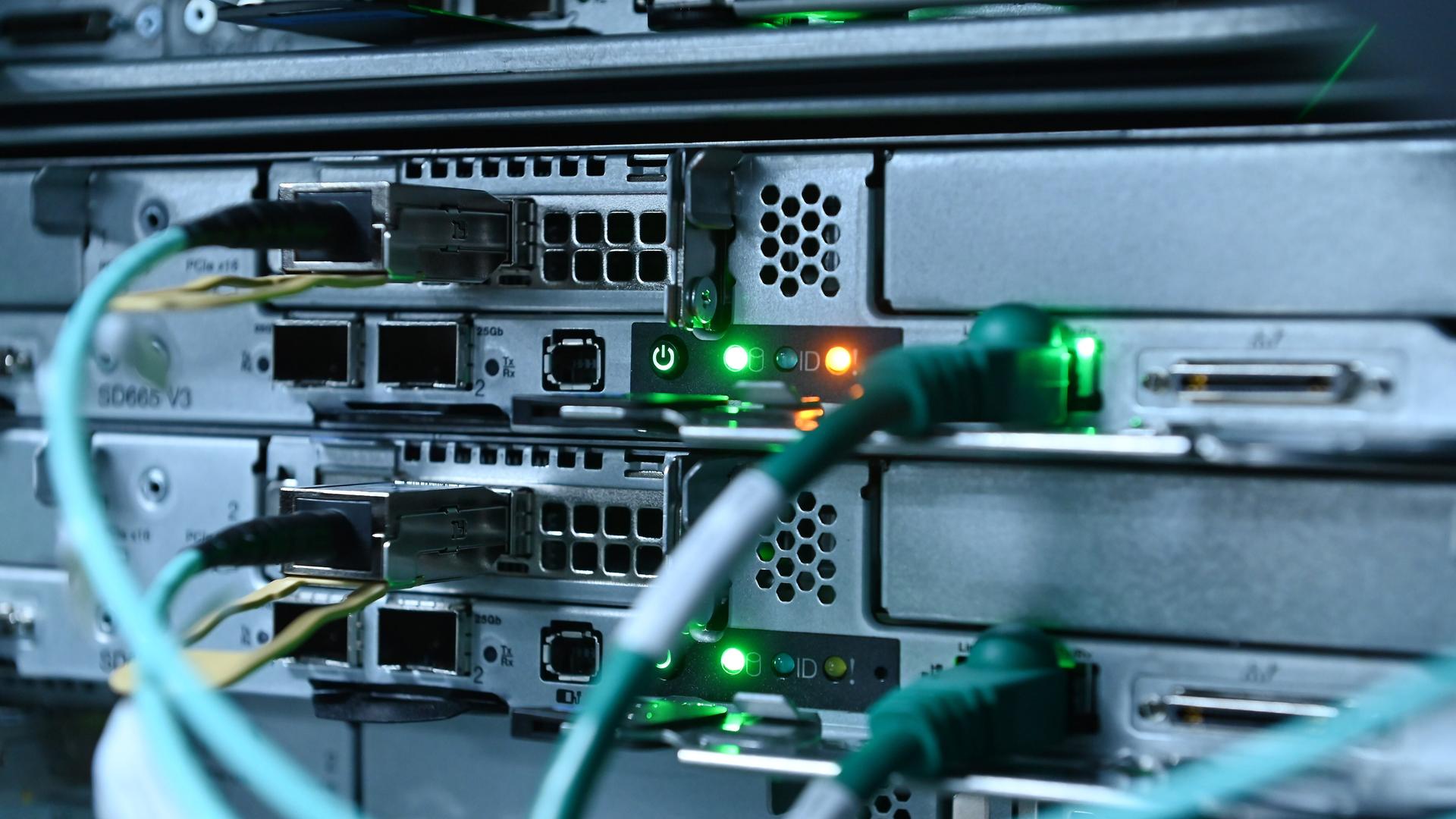 Nahaufnahme eines Servers mit Kabeln