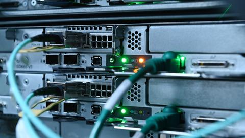 Nahaufnahme eines Servers mit Kabeln Nahaufnahme eines Servers mit Kabeln