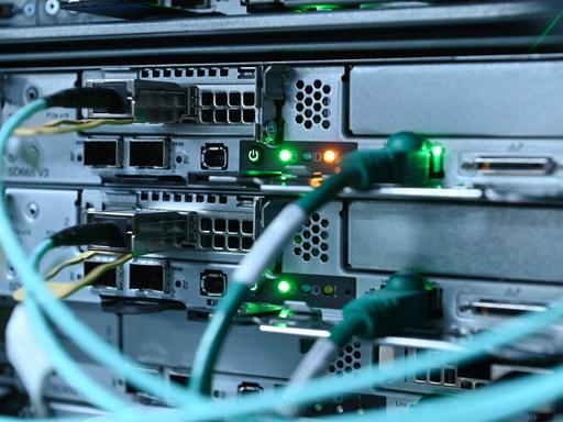 Nahaufnahme eines Servers mit Kabeln Nahaufnahme eines Servers mit Kabeln