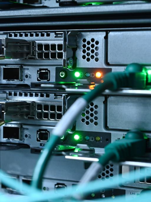 Nahaufnahme eines Servers mit Kabeln Nahaufnahme eines Servers mit Kabeln