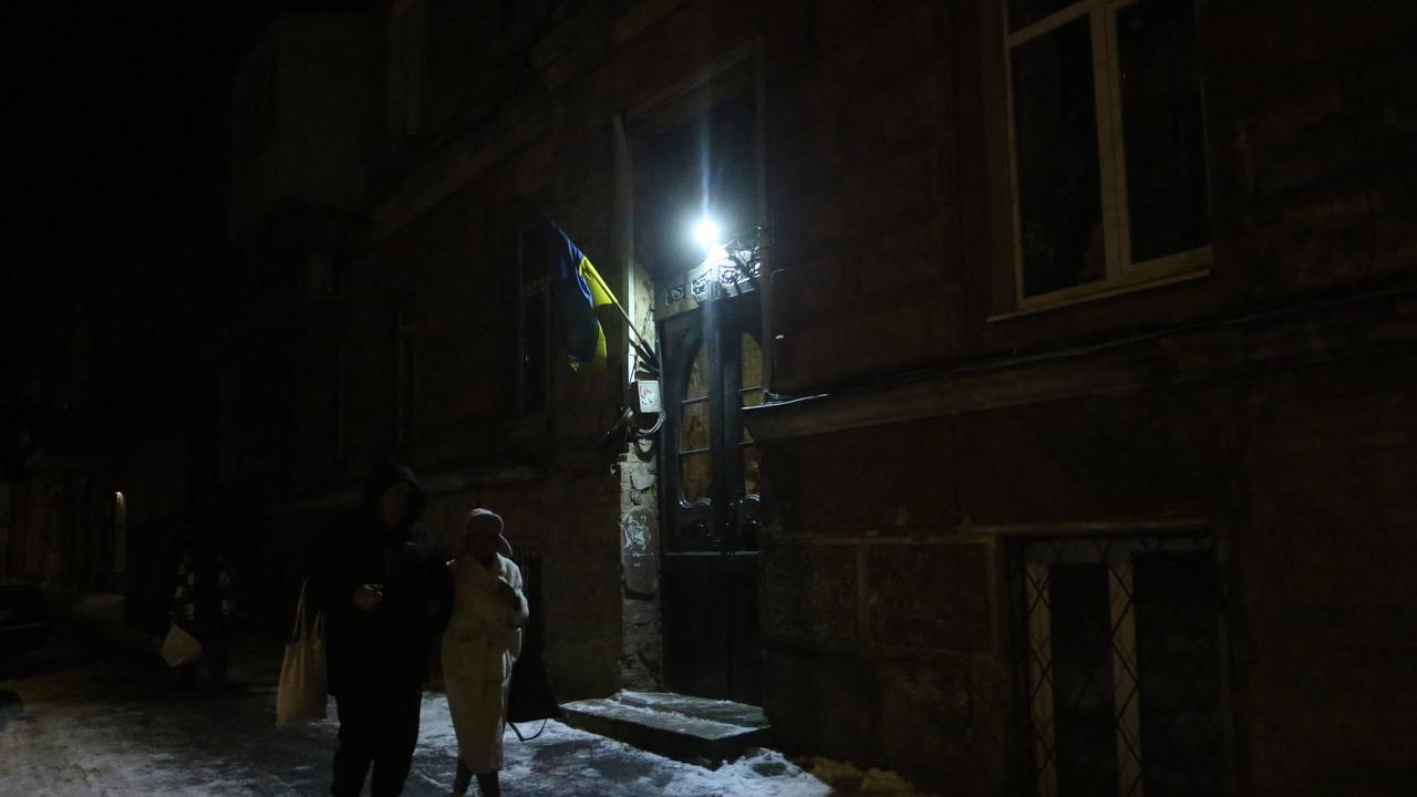 Menschen bei Nacht auf einer dunklen Straße in Odessa