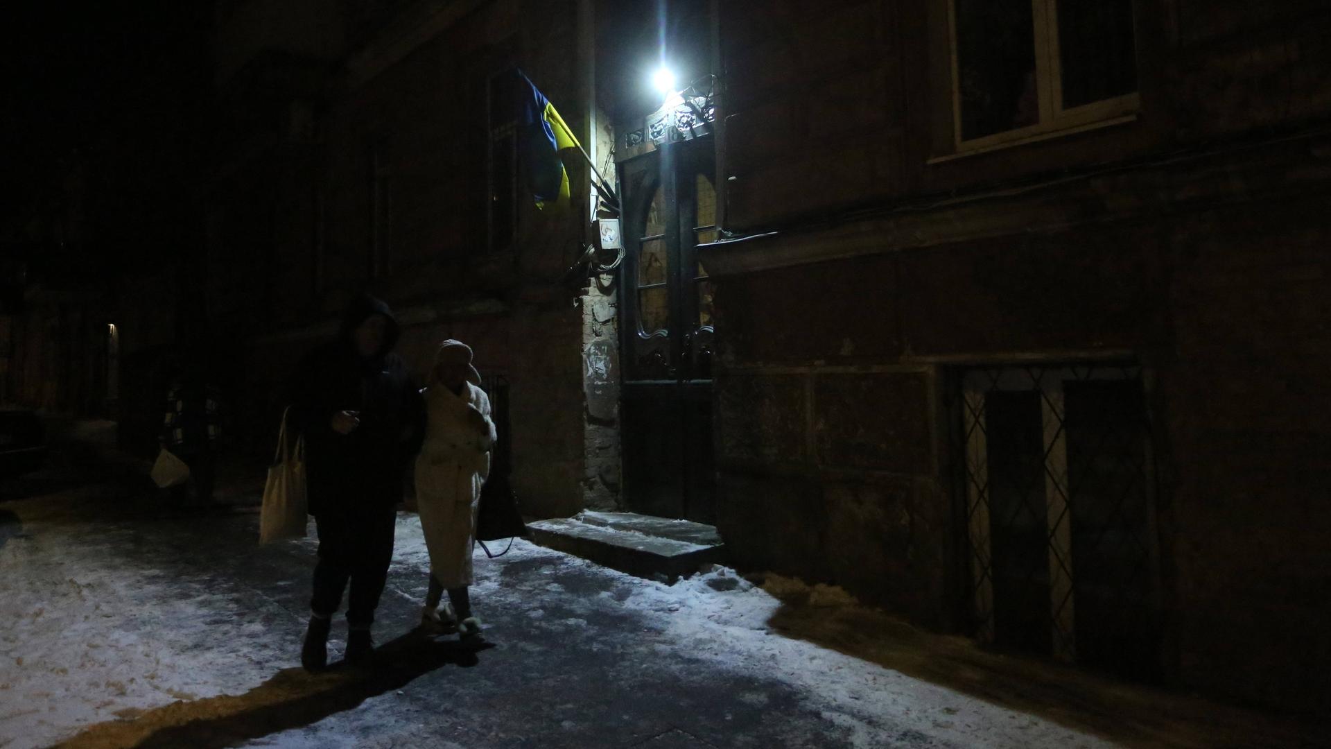 Menschen bei Nacht auf einer dunklen Straße in Odessa