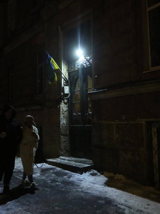 Menschen bei Nacht auf einer dunklen Straße in Odessa