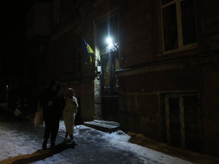 Menschen bei Nacht auf einer dunklen Straße in Odessa