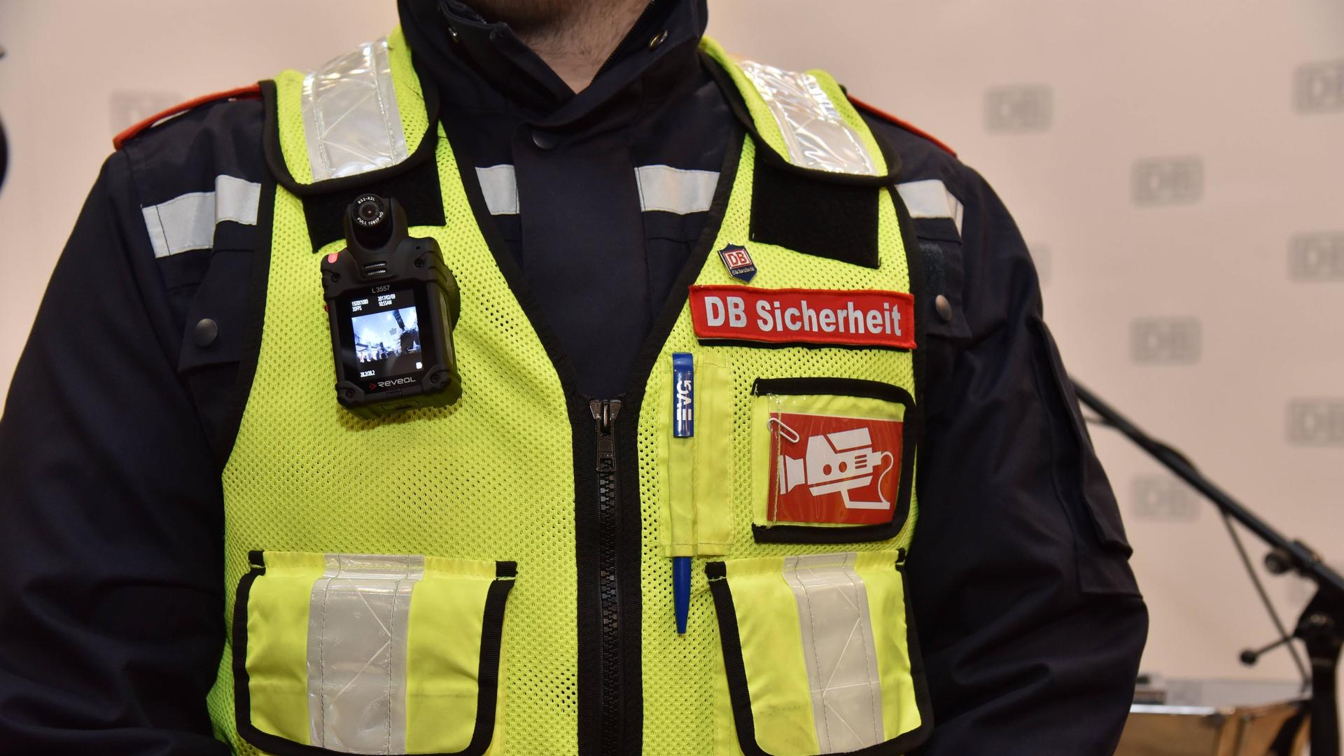 Mitarbeiter der DB Sicherheit mit Bodycam für DB Sicherheit.