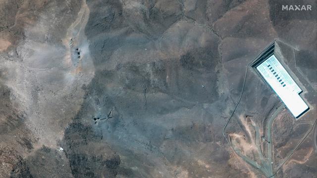 Dieses Satellitenbild von Maxar Technologies zeigt eine Nahaufnahme von Kratern und Asche auf einem Bergrücken.