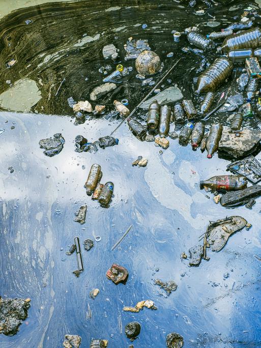 Starke Wasserverschmutzung in einem Stadthafen in Izmir, Konak, Türkei, sichtbar: Treibende Plastikflaschen, Müll und ein giftiger Ölteppich treiben auf der Wasseroberfläche. Starke Wasserverschmutzung in einem Stadthafen in Izmir, Konak, Türkei, sichtbar: Treibende Plastikflaschen, Müll und ein giftiger Ölteppich treiben auf der Wasseroberfläche.