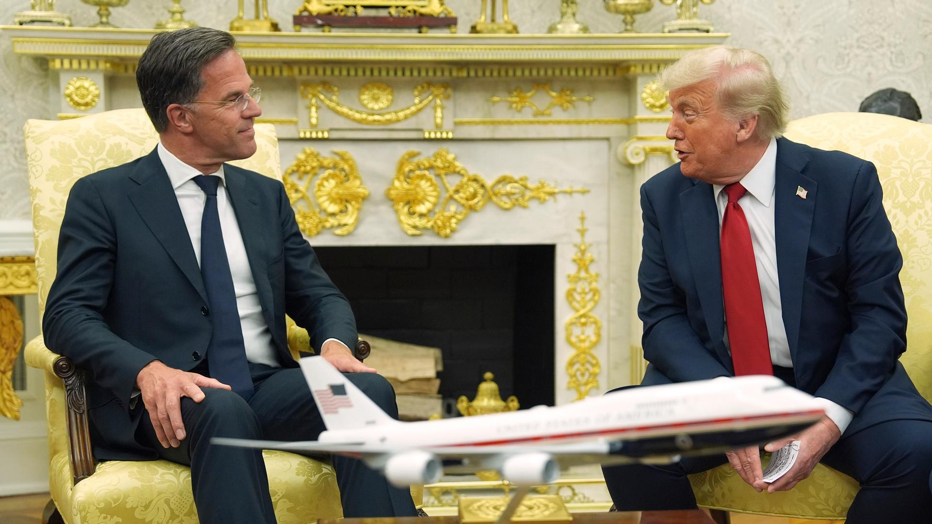 TRump verkündet Waffenlieferungen. Links sitzt NATO-Generalsekretär Mark Rutte TRump verkündet Waffenlieferungen. Links sitzt NATO-Generalsekretär Mark Rutte