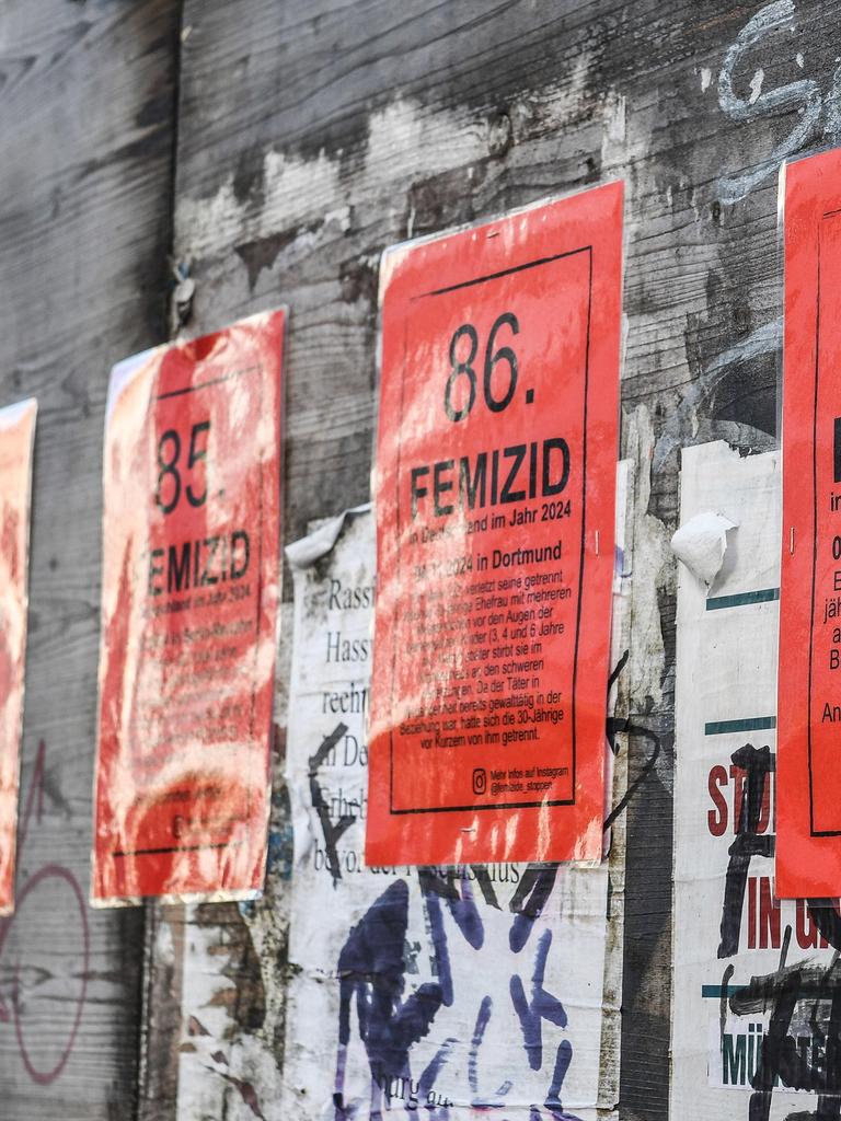 Protest gegen Femizide mit Plakaten an einem Bauzaun in in Freiburg Protest gegen Femizide mit Plakaten an einem Bauzaun in in Freiburg