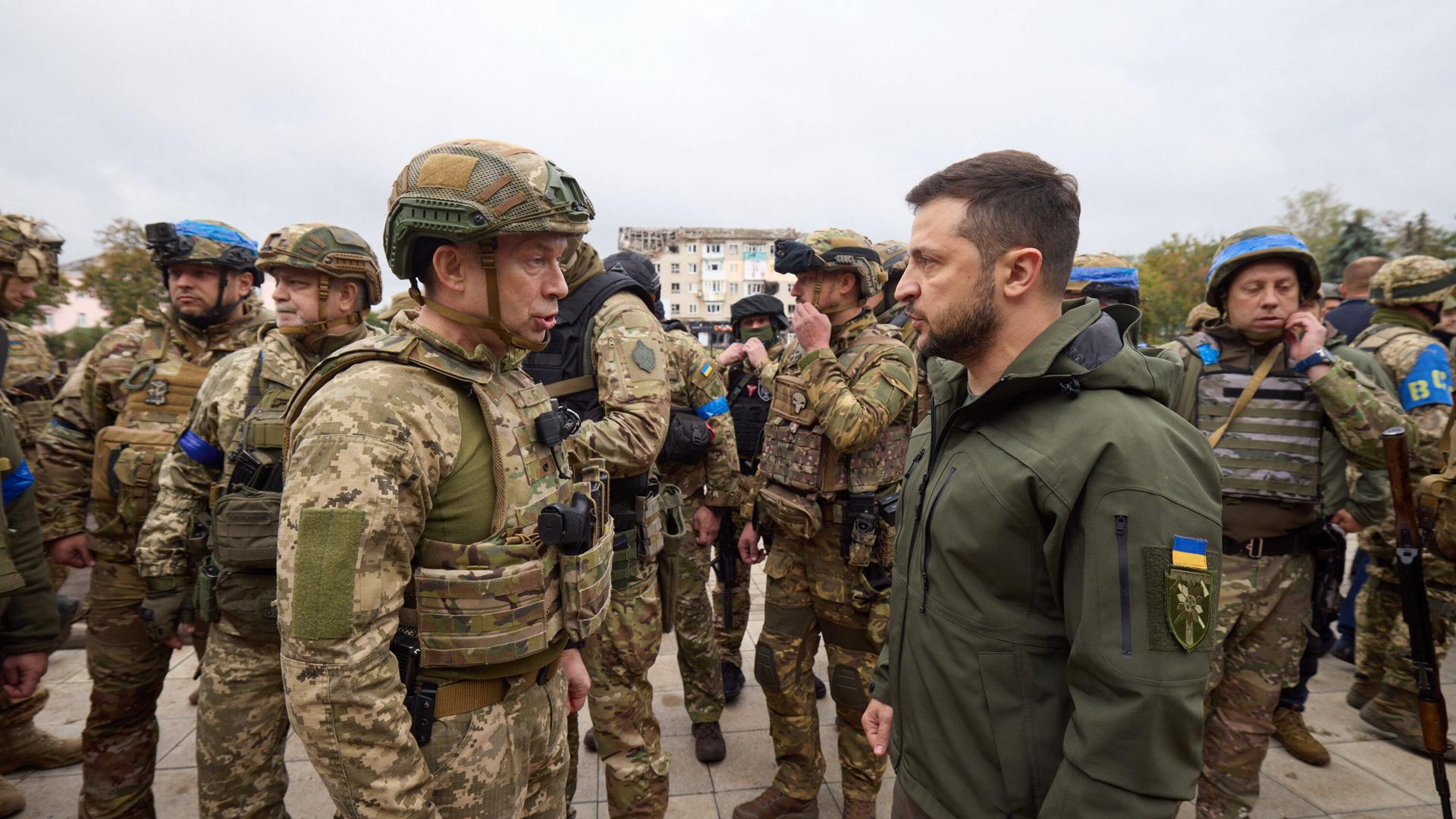 Der bisherige ukrainische Armeechef Oleksander Syrskyi (links) und Präsident Wolodymyr Selenskyj (links)