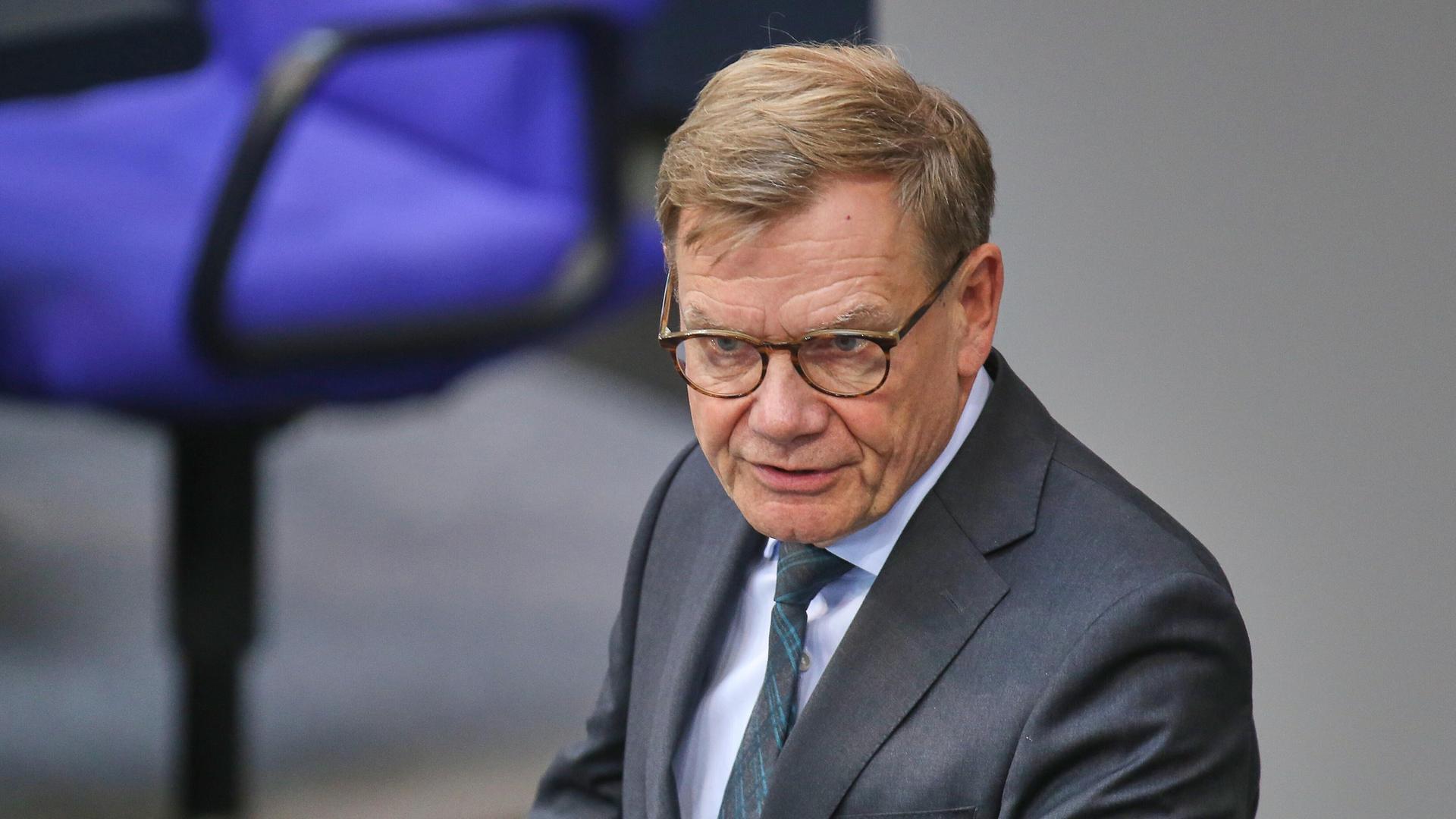 Johann Wadephul steht im Plenarsaal des Deutschen Bundestages am Rednerpult. Er blickt nach links, trägt Brille mit dunklem Gestell, einen dunklen Anzug mit Krawatte. Im Hintergrund ist verschwommen der Saal zu sehen. Johann Wadephul steht im Plenarsaal des Deutschen Bundestages am Rednerpult. Er blickt nach links, trägt Brille mit dunklem Gestell, einen dunklen Anzug mit Krawatte. Im Hintergrund ist verschwommen der Saal zu sehen.