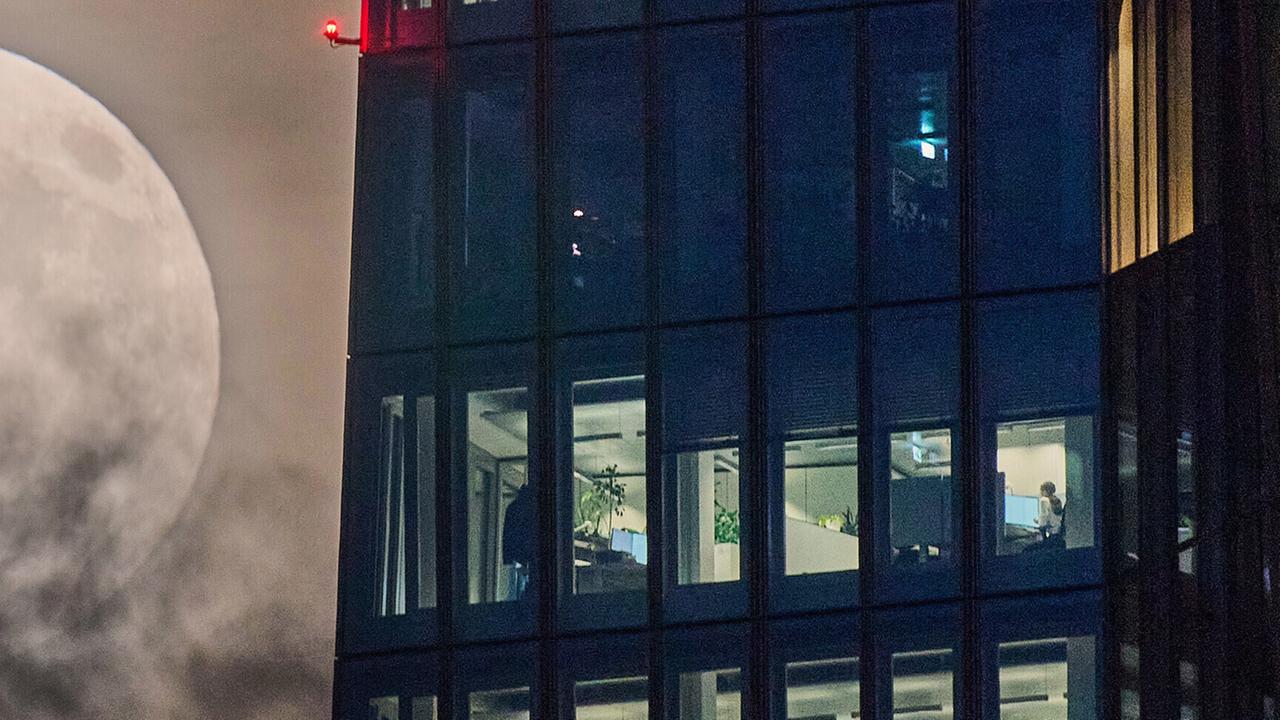 Mond über Frankfurt am Main