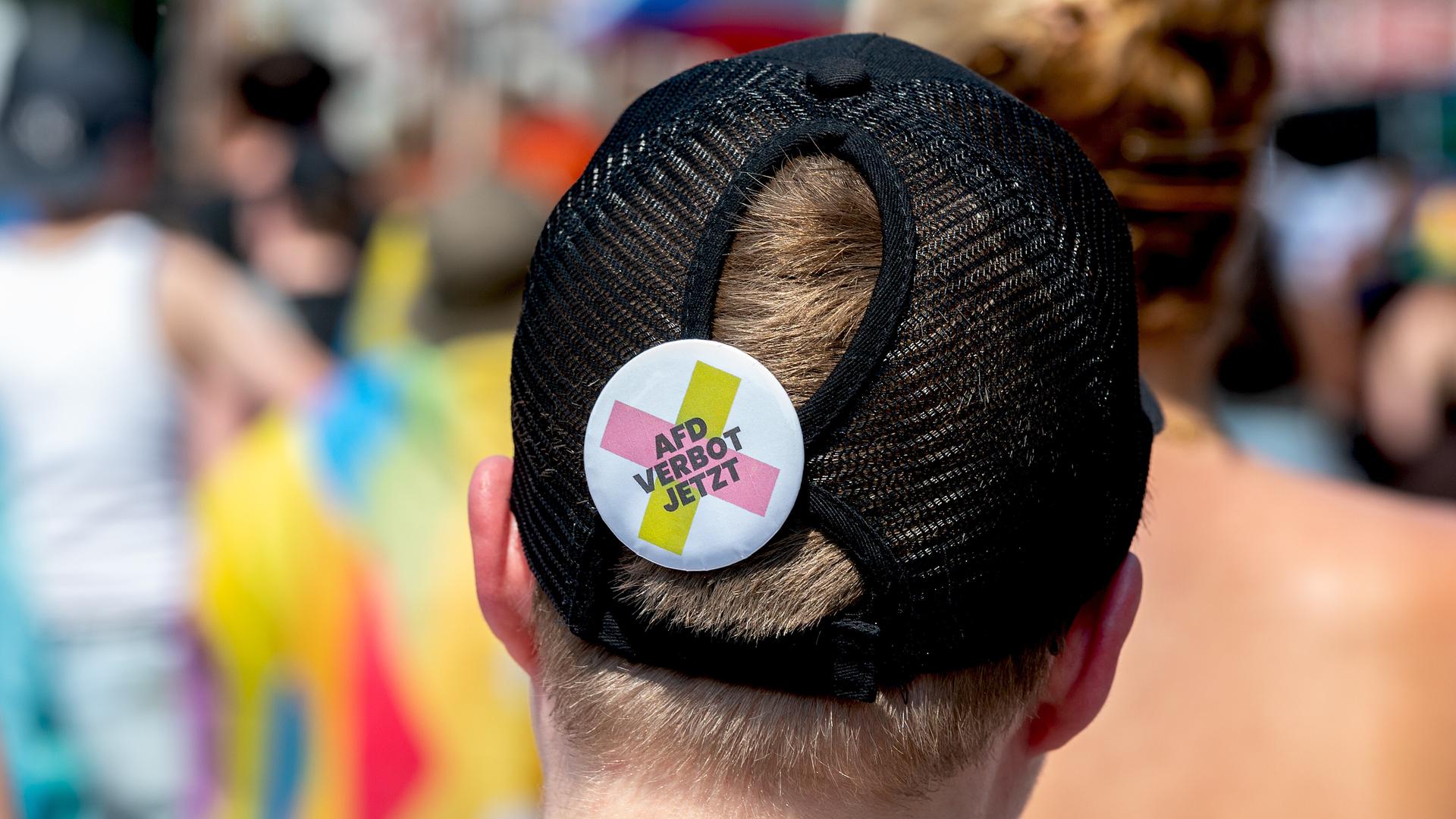 Teilnehmende Person beim Christopher Street Day (CSD) in Schleswig trägt Ansteck-Pin auf Cappy, auf dem „AfD Verbot jetzt“ steht (27.06.2026) Teilnehmende Person beim Christopher Street Day (CSD) in Schleswig trägt Ansteck-Pin auf Cappy, auf dem „AfD Verbot jetzt“ steht (27.06.2026)