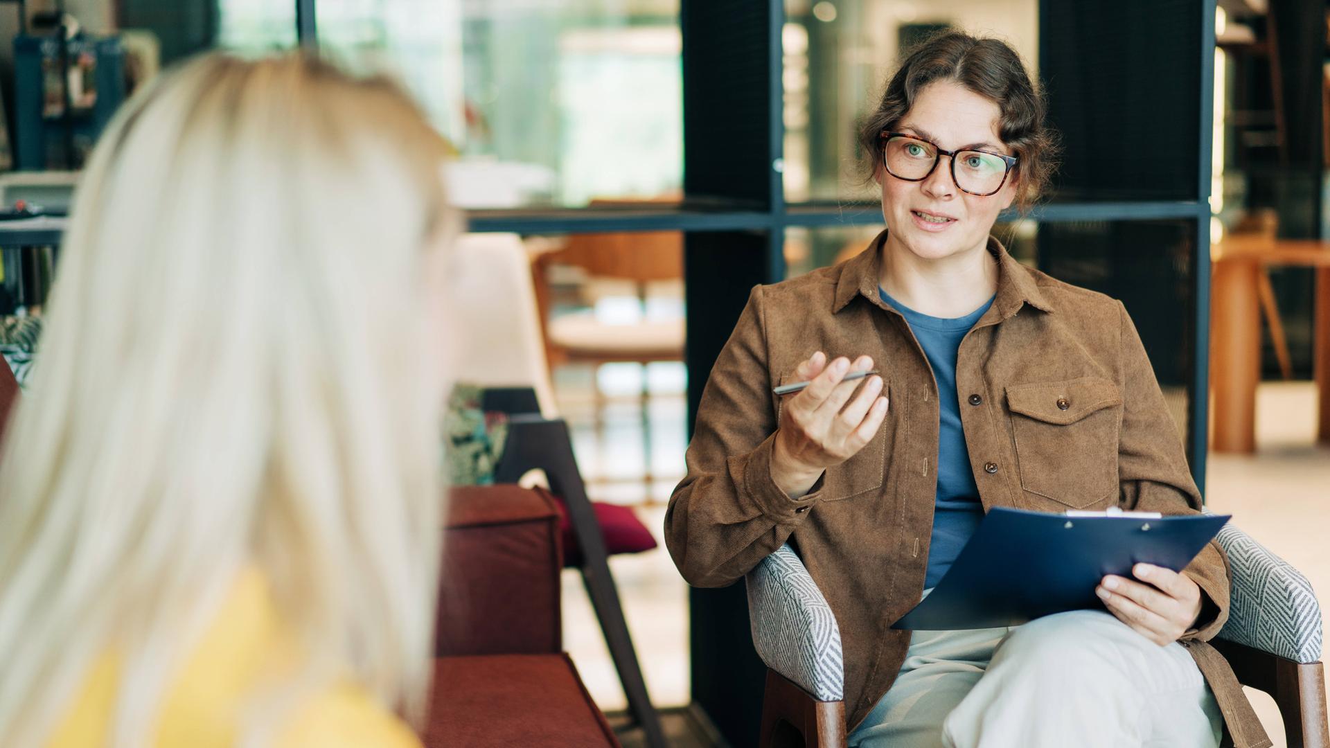 Gesprächssituation: Zwei Frauen in einer Therapiesitzung