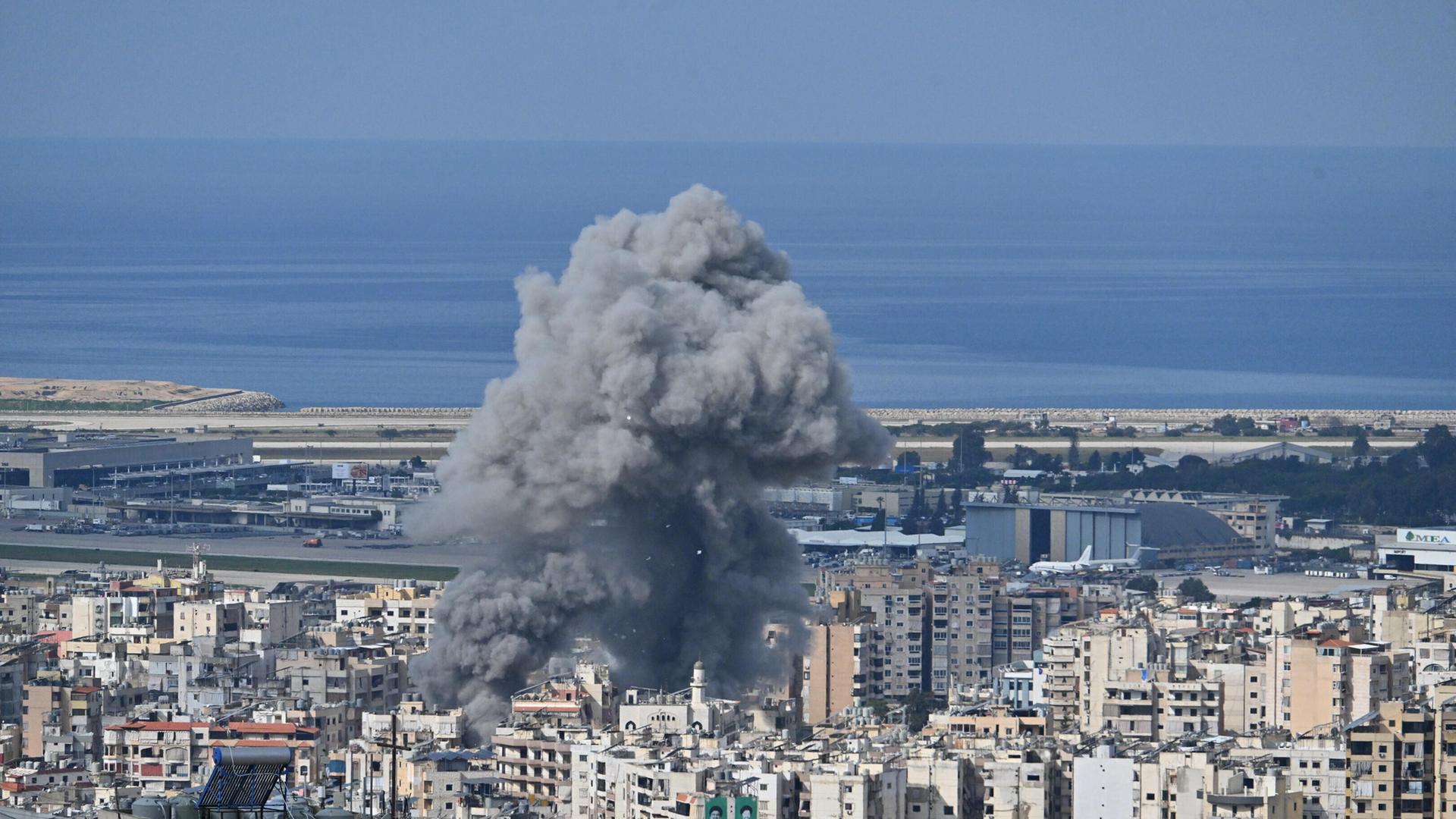 Rauchwolken steigen nach Raketenangriff über Wohnhäusern in Beirut auf (04.03.2026, Libanon) Rauchwolken steigen nach Raketenangriff über Wohnhäusern in Beirut auf (04.03.2026, Libanon)