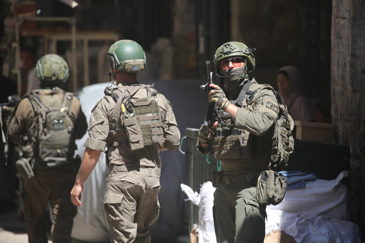 Drei israelische Soldaten patrouillieren auf einem Markt in der Altstadt von Nablus im nördlichen besetzten Westjordanland. Ein Soldat (r.) hält seine Waffe am Anschlag (23.06.2026) Drei israelische Soldaten patrouillieren auf einem Markt in der Altstadt von Nablus im nördlichen besetzten Westjordanland. Ein Soldat (r.) hält seine Waffe am Anschlag (23.06.2026)