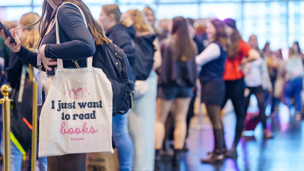 Besucherinnen und Besucher der Frankfurter Buchmesse