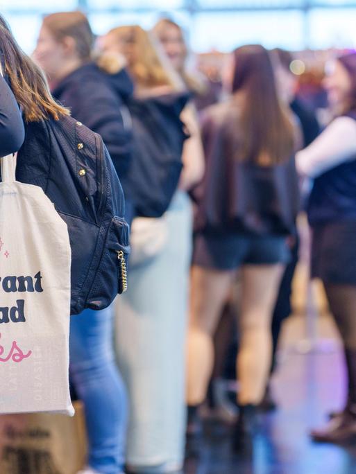 Besucherinnen und Besucher der Frankfurter Buchmesse