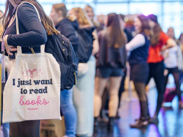 Besucherinnen und Besucher der Frankfurter Buchmesse