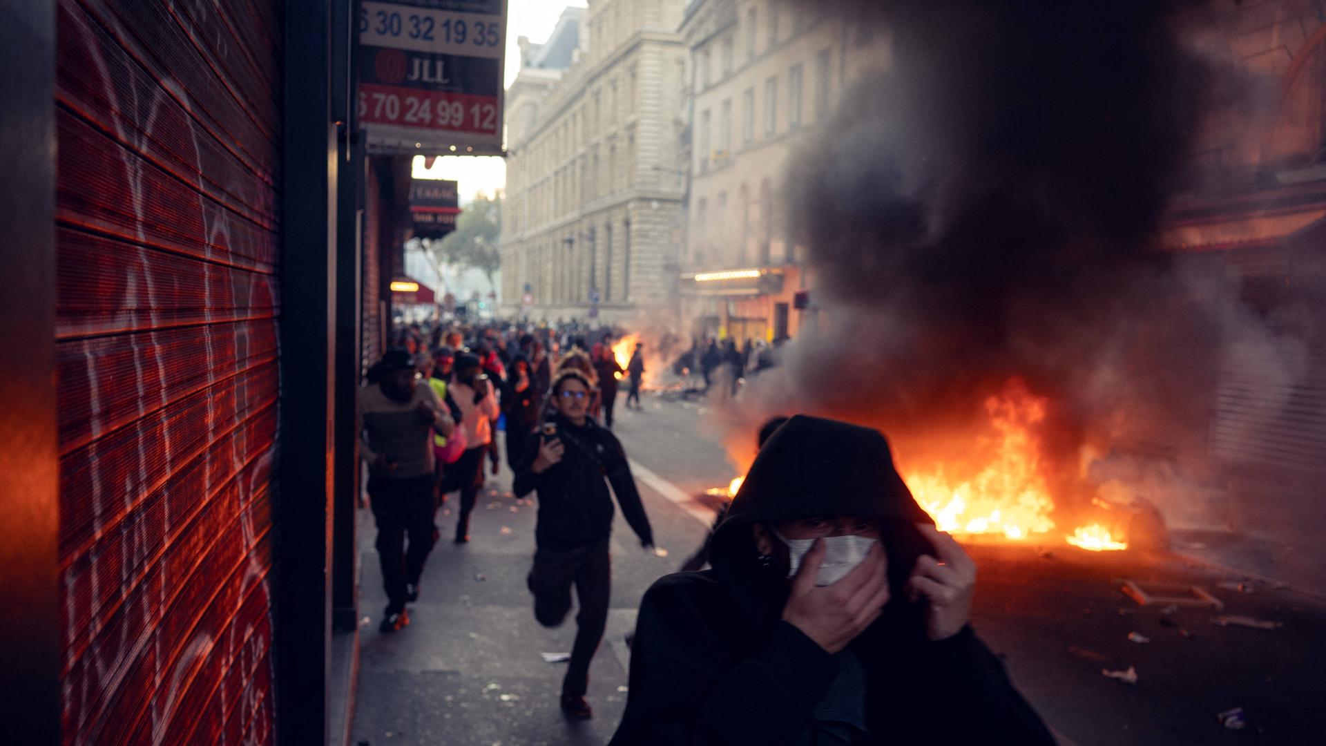 Brand bei Protesten in Paris