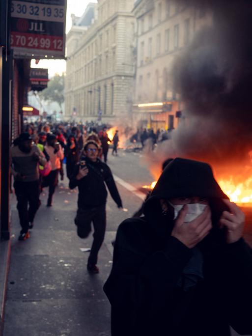Brand bei Protesten in Paris