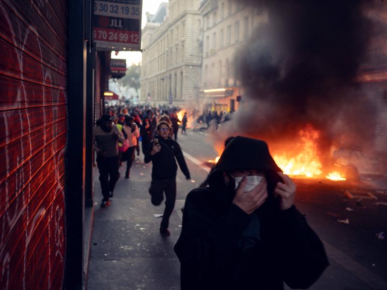 Brand bei Protesten in Paris