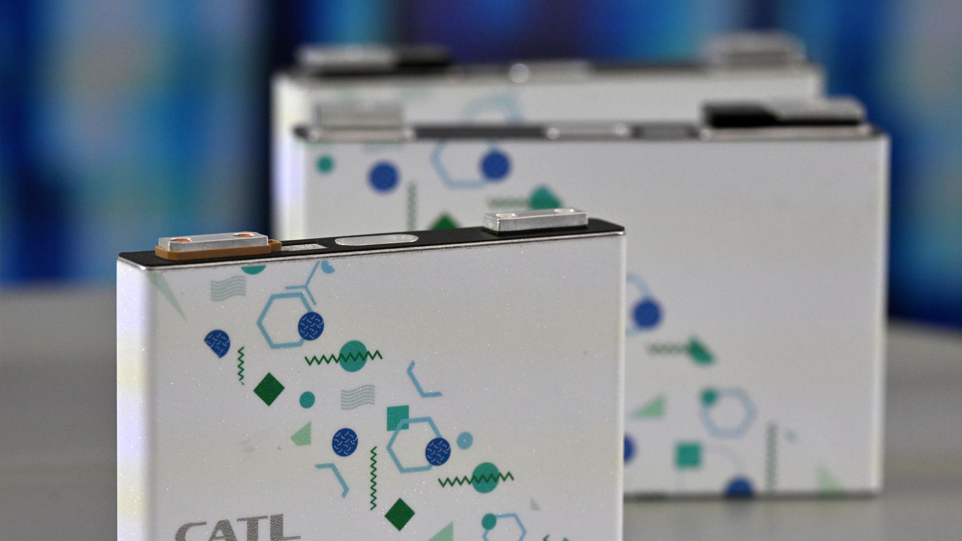 Das Logo und der Schriftzug vom Batteriehersteller CATL auf einer Batterie