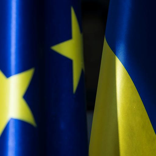 Zwei Fahnen der Europäischen Union und der Ukraine nebeneinander. Beide mit den Farben blau und gelb.
