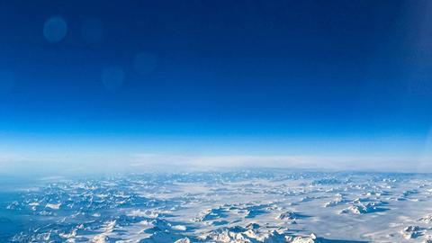 Blick aus einem Flugzeug beim Überflug von Grönland.