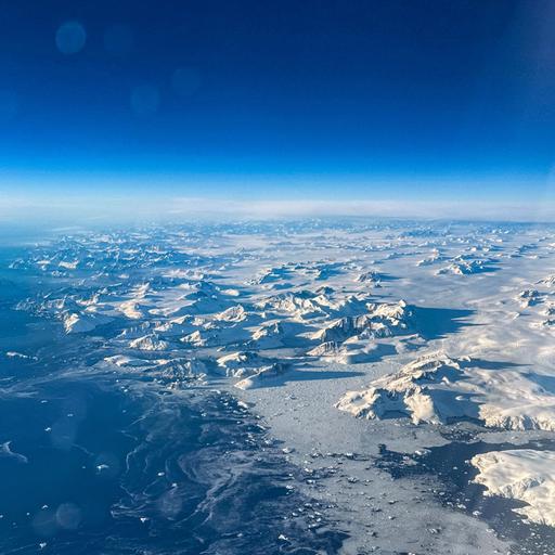 Blick aus einem Flugzeug beim Überflug von Grönland.