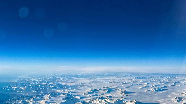 Blick aus einem Flugzeug beim Überflug von Grönland.