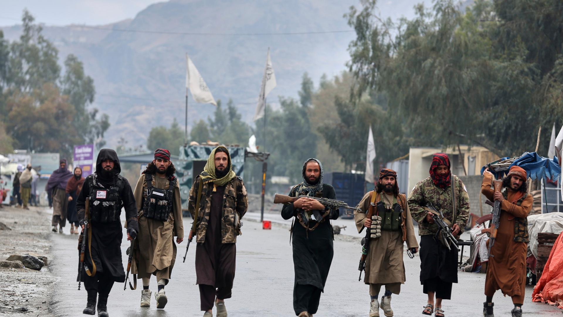 Taliban-Kämpfer patrouillieren an der Grenze zu Pakistan.